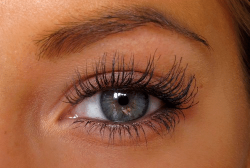 Extensions, faux-cils, volume russe. On vous explique tout !